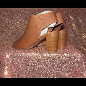 NWT FONGARA HEELED BOOTIES